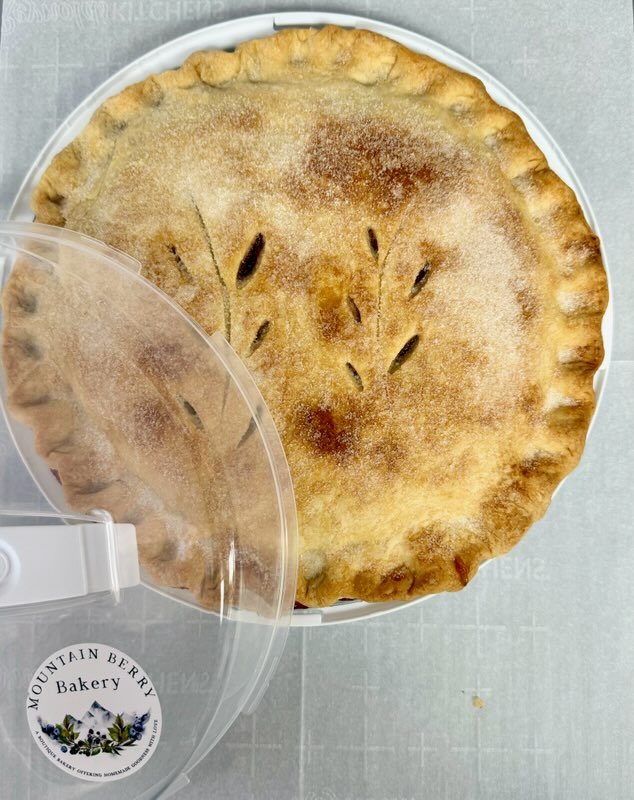Hand pie with a leaf pattern cut into the crust