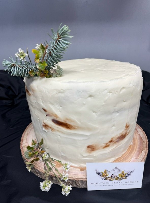 Single-tier cake with pine and winter foliage